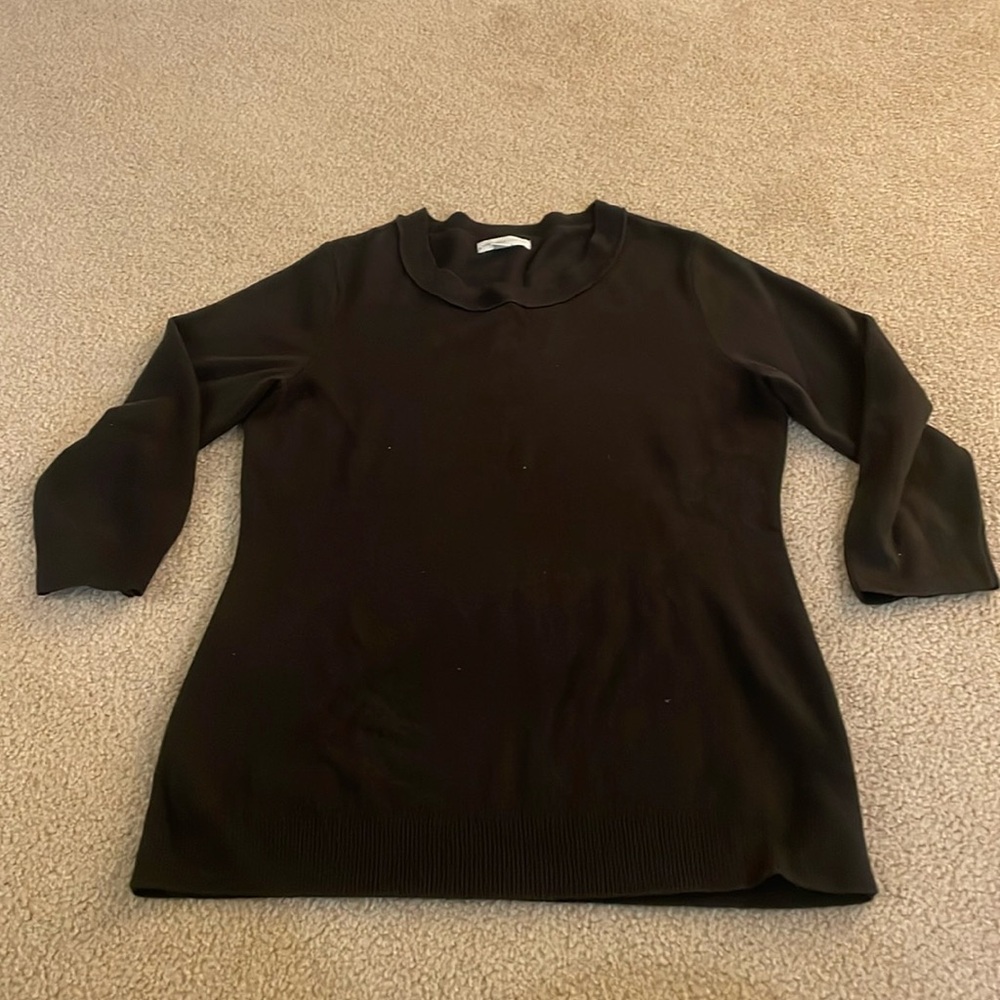 Black quarter sleeve crew neck sweater.